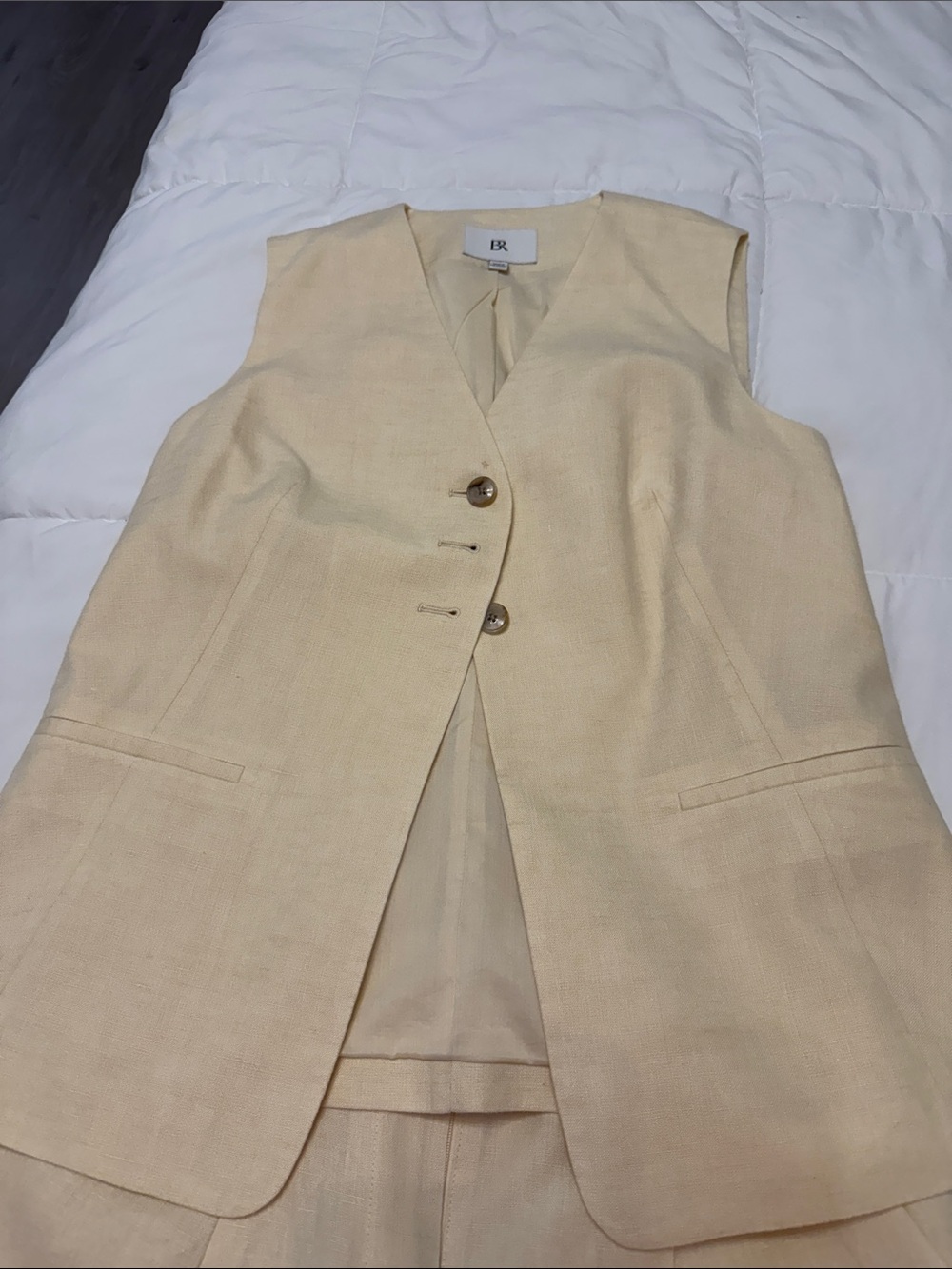 Banana Republic Cream Sleeveless Tailored Vest size 10 . Pre own
